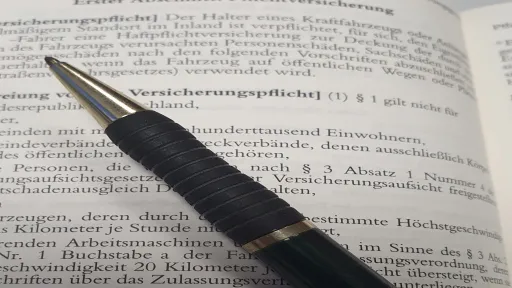 Gesetzbuch mit Kugelschreiber 