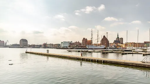 Hafen von Stralsund mit Altstadtansicht