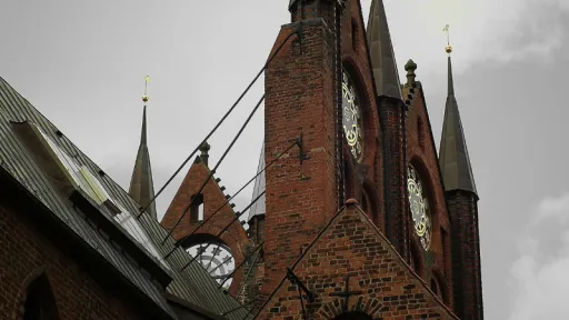 Der Giebel des Rathauses vor Wolkenhimmel