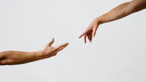 Zwei einander reichende Hände